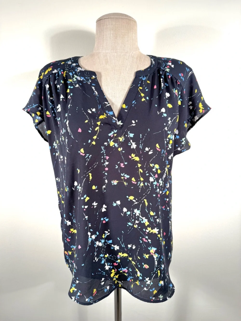 Banana Republic Navy Blue Wildflower Floral Flutter Sleeve V-Neck Blouse Sz M - Picture 3 of 11